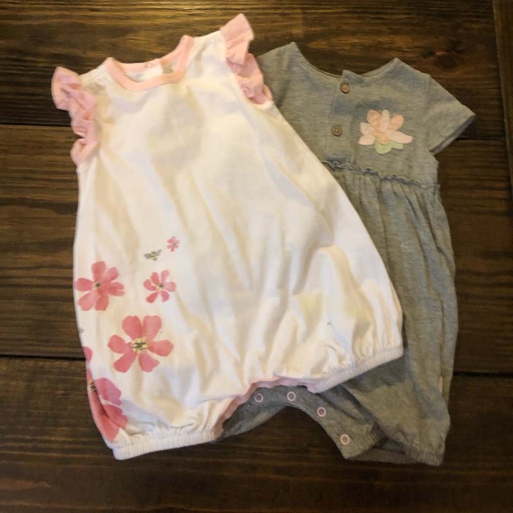 2 Burts Bee's rompers 6-9 months.